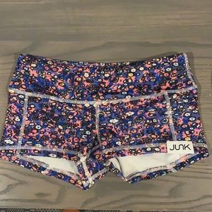 Small ditzy low rise contour fleo shorts